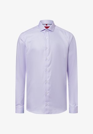 Lichtpaarse blouse met lange mouwen en een subtiel textuurpatroon, met knoopsluiting aan de voorkant en een klassieke kraag. Voorzien van witte knopen en manchetstukken.