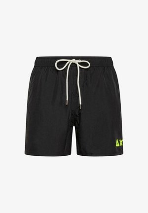 Costume da bagno nero con vita regolabile tramite coulisse, dotato di cordoncino bianco e logo verde lime in basso a destra. Materiale liscio e leggero.