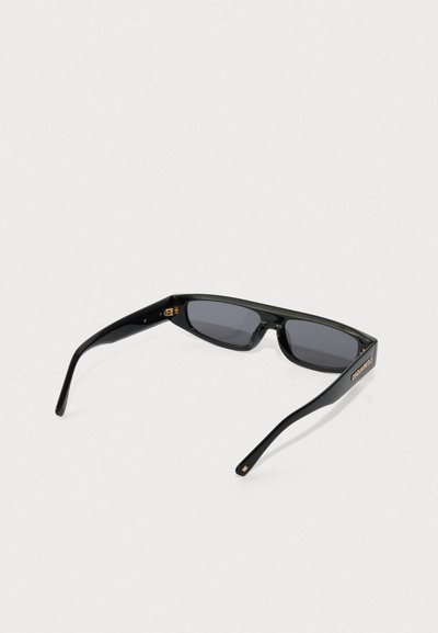 Gafas de sol de plástico negro con lentes grises, diseño rectangular, varillas delgadas y un acento de logo dorado en el costado.