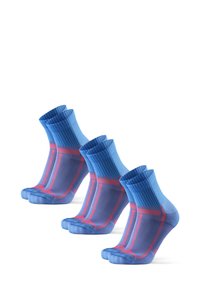 Blaue Knöchelsocken mit gerippter Textur, die pinke horizontale Streifen aufweisen. Das Design umfasst verstärkte Fersen und Zehen für Langlebigkeit.