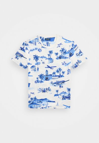 Λευκό μπλουζάκι φτιαγμένο από βαμβάκι, με μπλε γραφικό σχέδιο που απεικονίζει φοινικόδεντρα, αεροπλάνα και τροπικά τοπία, διαθέτει στρογγυλή λαιμόκοψη και κοντά μανίκια.