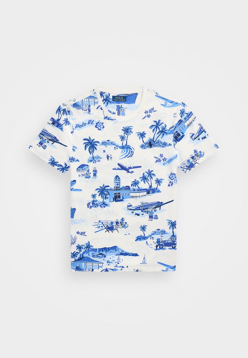 Balts kokvilnas T-krekls ar zilu grafisko rakstu, kurā attēloti palmokoki, lidmašīnas un tropiskie skati, ar apaļu apkakli un īsām piedurknēm.