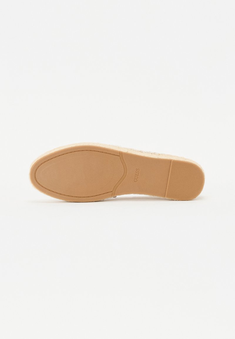 Beige Espadrille-Sandale mit strukturiertem Obermaterial, Gummisohle und verstärktem Absatz. Die Sohle hat eine glatte Oberfläche mit charakteristischer Markenkennzeichnung.