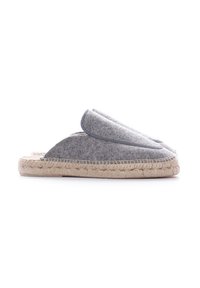 Pantuflas grises de felpa suave, con una parte superior ancha y doblada, y suelas de yute trenzadas para mayor comodidad y durabilidad.
