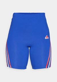 Blå atletiska shorts i texturerat material, med sidosträck i röd, vit och blå, och en liten röd Adidas-logga på midjebandet.