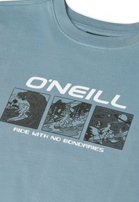 Μπλε μπλουζάκι με λευκό λογότυπο O'Neill, τρεις ασπρόμαυρες εικονογραφήσεις σερφ και η φράση "Ride with no boundaries."