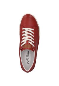 Sneaker in pelle rossa con lacci bianchi, punta rotonda e accentuazione in pelle beige sulla linguetta. L'interno presenta una soletta bianca con il marchio.