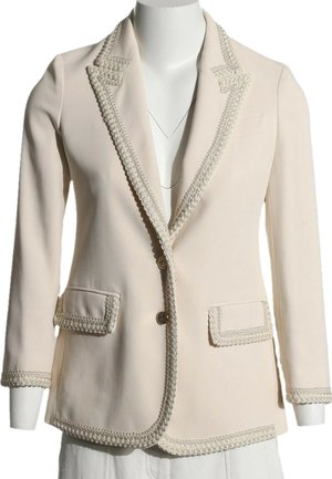 Crèmekleurige op maat gemaakte blazer met gestructureerde afwerking op de kraag, zakken, manchetten en zoom, met twee knopen en klepzakken op een paspop.