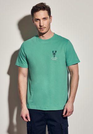Türkises Baumwoll-T-Shirt mit Rundhalsausschnitt, kurzen Ärmeln und einem gedruckten Hummer-Graphic sowie Text auf der linken Brust. Glatte Textur.
