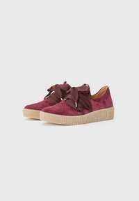 Bordeaux ruskinds sneakers med en struktureret tan gummisål, der har brede stofsnører tvistet over overdelen for en sikker pasform.