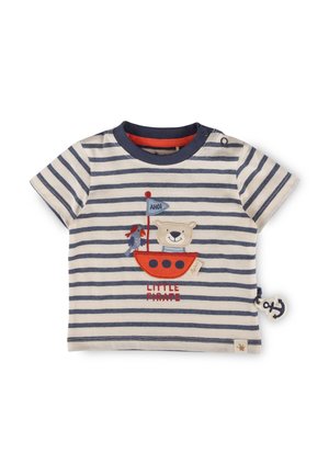 Maglietta a maniche corte per bebè con righe navy, applicazione di barca rossa, orso sorridente, bandiera "AHOI" e scritta "PICCOLO PIRATA" sul davanti.