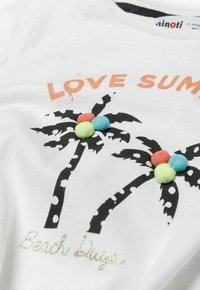 Bílá bavlněná trička s černou grafikou palmy, vícebarevnými texturovanými kuličkami a potiskem "LOVE SUMMER" v oranžové barvě a třpytivým nápisem "Beach Days."