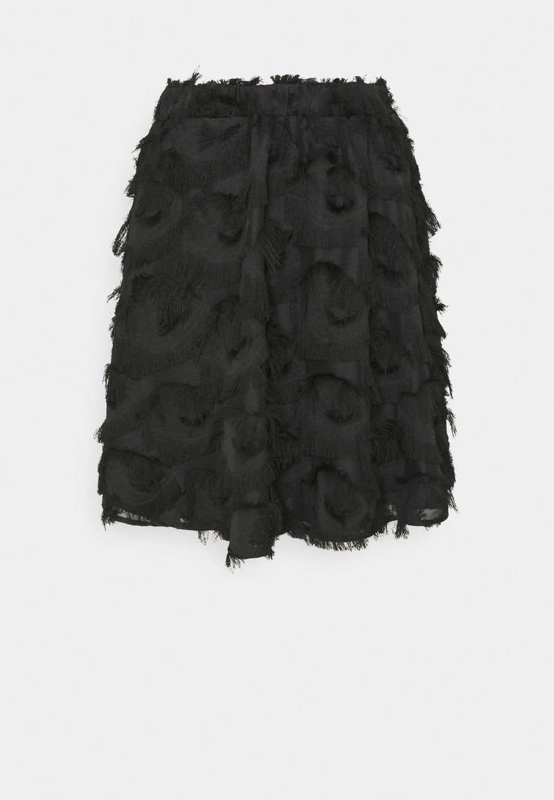 Musta polvipituinen hame, jossa on rakennekuvioinen kukkareunus ja hienovarainen kerroksellinen muotoilu valkoista taustaa vasten.