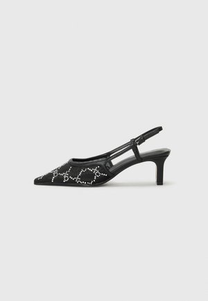 Tacchi slingback neri con punta appuntita, caratterizzati da un motivo di perline sulla parte superiore. Il tacco è alto circa 5 cm.