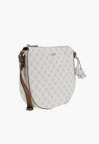 Krémsvětlá kožená kabelka s texturovaným vzorem, zaobleným tvarem a zlatým logem. Má hnědý popruh a dekorativní třásně.