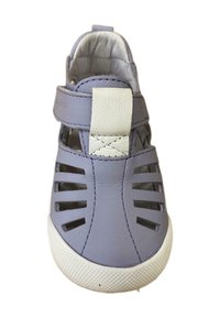 Sandalias para niños de cuero púrpura claro con correa blanca. Diseño abierto con recortes, suela texturizada y interior acolchado para mayor comodidad.