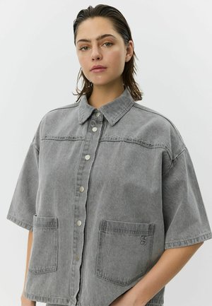 Szara koszula jeansowa z kołnierzykiem, krótkimi rękawami, dwoma przednimi kieszeniami i srebrnymi zatrzaskami; posiada subtelne logo.