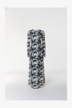 Fekete-fehér, hosszú ujjú maxiruha virágmintával. Testhezálló felsőrésszel és légiesen omló szoknyával. Könnyű anyagból készült.