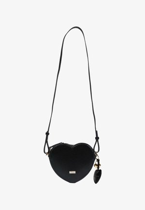 Sac bandoulière en cuir noir en forme de cœur avec sangle ajustable et petit charme en forme de cœur attaché près de la fermeture éclair.