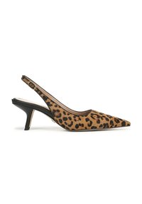 Décolleté slingback con stampa leopardata, punta affusolata, tacco basso nero e texture liscia. Presenta una tracolla regolabile con hardware dorato.