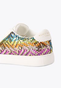 Kleurige geweven sneakers met een metallic afwerking, voorzien van een witte zool, vetersluiting en reliëfbranding op de hiel.