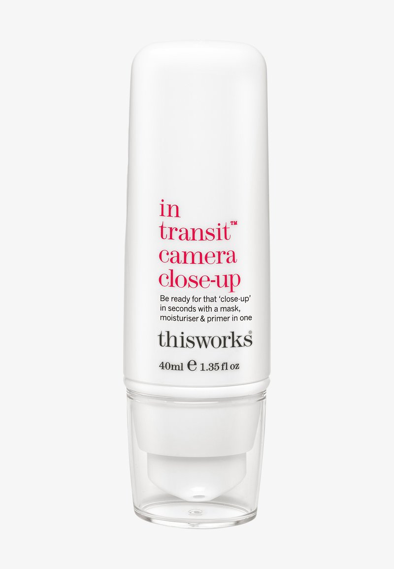 THIS WORKS - THIS WORKS IN TRANSIT CAMERA CLOSE-UP - Fugtighedscreme, Forstør