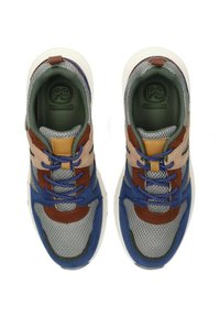 Zapatillas deportivas multicolores con parte superior de malla en gris, detalles en gamuza azul, superposiciones de cuero marrón y suela de goma blanca.