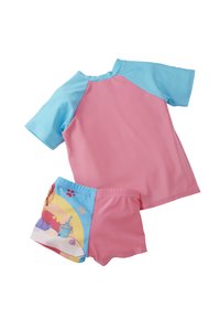Rash guard a maniche corte in blu chiaro e rosa, abbinato a pantaloni da bagno rosa con una stampa colorata e giocosa e vita elastica.