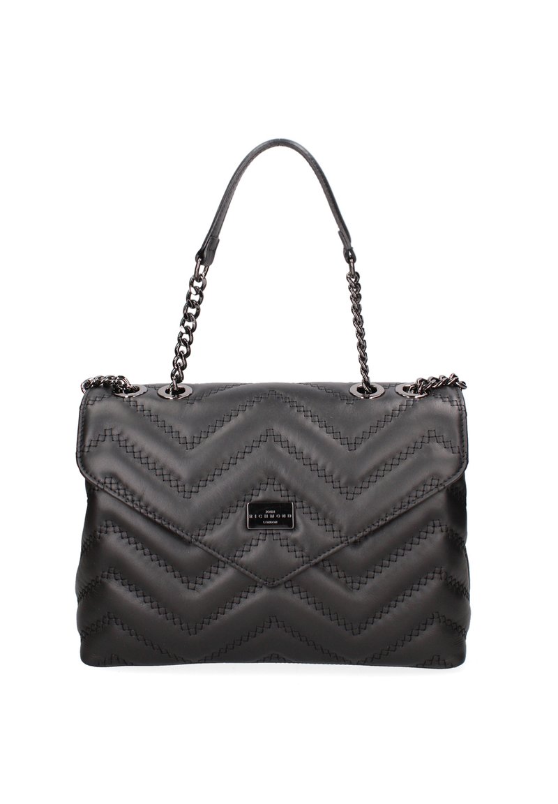 Zwart gewatteerde handtas met een zigzagpatroon, voorzien van een kettinghandvat en een zilveren logo-plaat. Gladde leren textuur, gestructureerde vorm.