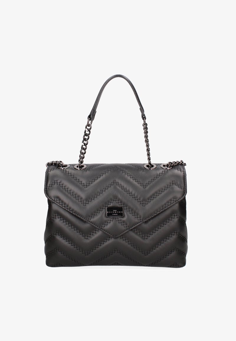 Zwart gewatteerde handtas met een zigzagpatroon, voorzien van een kettinghandvat en een zilveren logo-plaat. Gladde leren textuur, gestructureerde vorm.