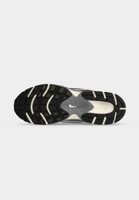 Σόλα παπουτσιού Nike για τρέξιμο με μαύρο, λευκό και γκρι ελαστικό πέλμα με βαθιές αυλακώσεις και το λογότυπο Nike στο κέντρο.