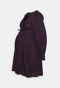 Vestido preto com padrão de ondas roxas, ajustado na cintura com um laço. Apresenta mangas compridas e um decote em V, projetado para uso durante a maternidade.
