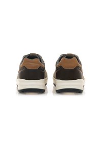 Sneaker marroni e beige con un design in materiali misti. Presentano una tomaia strutturata, accenti a contrasto e una suola bianca spessa.
