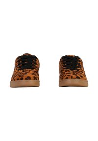 Baskets en imprimé léopard orange et marron, avec des lacets noirs, un profil bas et une semelle en caoutchouc beige. Texture douce avec un design décontracté.