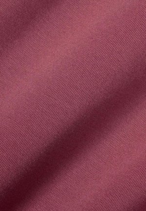 Nahaufnahme von gefaltetem, strukturiertem Stoff in gedämpftem Mauve mit feinem diagonalem Webmuster und weichen Schatten.