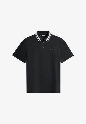 Czarna koszulka polo z krótkimi rękawami, białym kołnierzykiem w paski, plisą na trzy guziki i logo na lewej piersi. Gładka tekstura tkaniny.