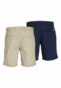 Shorts pour hommes en beige et marine, en coton. Le modèle beige a des ourlets roulés, tandis que le modèle marine présente des poches classiques et des détails à boutons.