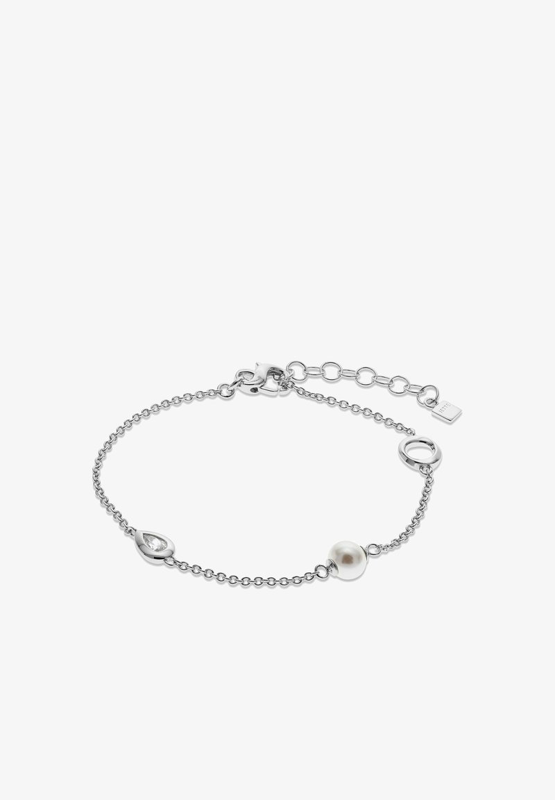 Bracelet en chaîne argentée avec une perle blanche ronde d'un côté et une gemme claire en forme de goutte d'eau de l'autre, doté d'un fermoir ajustable.