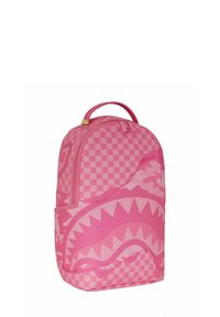 Zaino rosa con motivo a scacchi e grafica di squalo. Caratterizzato da una maniglia superiore, chiusura con zip e tasca frontale. Texture del tessuto liscia.