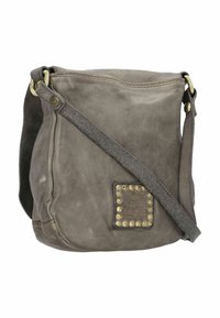 Borsa a tracolla grigia in pelle con texture morbida, dettagli in metallo con borchie, tracolla regolabile e patch con logo sulla parte anteriore.