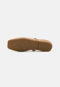 MICHAEL Michael Kors COLLETTE FLEX BALLET - Ballerina's met enkelbandjes - camel