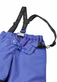 Pantaloni impermeabili viola con bretelle nere regolabili. Presentano chiusure a scatto e un morbido rivestimento interno. Texture liscia e vita elasticizzata.