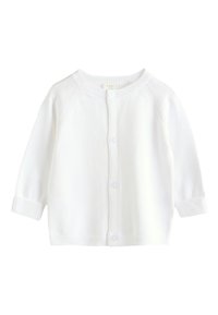 Witte babycardigan gemaakt van zachte gebreide stof, met een ronde hals, knoopsluiting aan de voorkant en geribbelde manchetten. Eenvoudig en klassiek ontwerp.