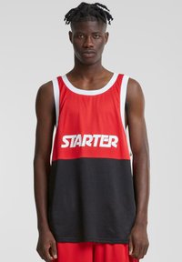 Rød og svart ermeløs tanktop med mesh-stoff, hvit kant og fet "STARTER" tekst på forsiden.