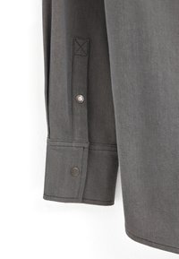 Grijze lange mouwen shirt met een gladde textuur, voorzien van drukknoopsluitingen bij de manchetten en een diagonale stiknaaddetail op de mouwen.
