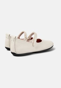 Scarpe Mary Jane in pelle beige chiaro con finitura liscia, due cinturini regolabili, punta rotonda e suola in gomma nera.