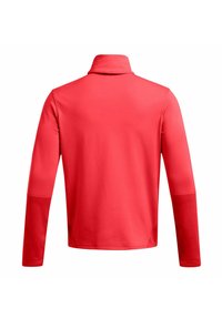 Rotes Langarmhemd mit Kragen, das eine glatte Textur und ein figürliches Design aufweist. Die Rückansicht zeigt elegante Linien und minimale Details.