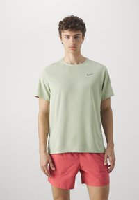 Nike Performance - MILER - T-shirt till träning - sea glass/olive aura/reflective silv Miniatyrbild 1