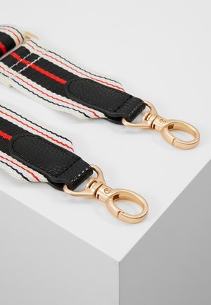 Sangle en tissu réglable avec des rayures noires, blanches et rouges, des accents en cuir noir et des fermoirs pivotants en métal doré à chaque extrémité.