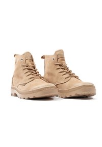 Bottines en daim beige avec une semelle en caoutchouc, bout rond, design à lacets et une languette à l'arrière pour un enfilage facile.